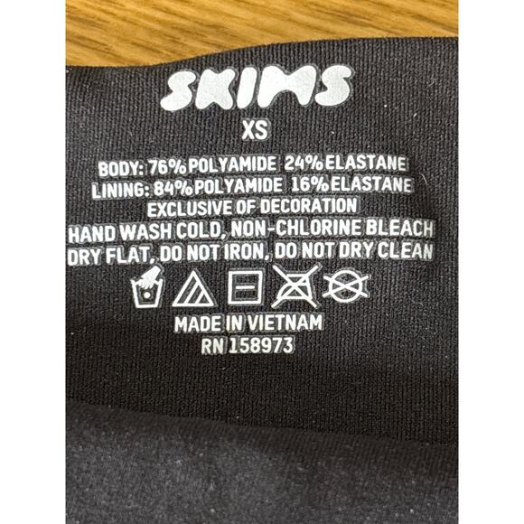 SKIMS Fits Everybody Bandeau Bra Black Size XS Stretch Neutral Strapless NWT - Picture 3 of 3